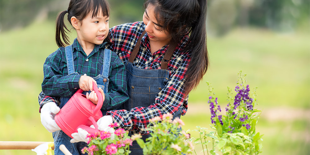Millcreek Gardens-Salt Lake City-Utah-Engaging Your Kids with Nature in Utah-mom and daughter gardening Millcreek Gardens-Salt Lake City-Utah-Engaging Your Kids with Nature in Utah-mom and daughter gardening